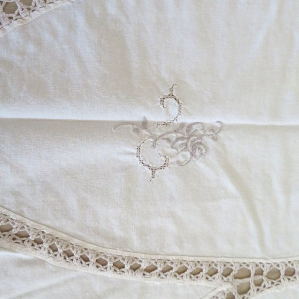 Vintage Beige Cotton Tablecloth Embroidered Floral Crochet Lace Details 48 x 66 - Picture 6 of 12